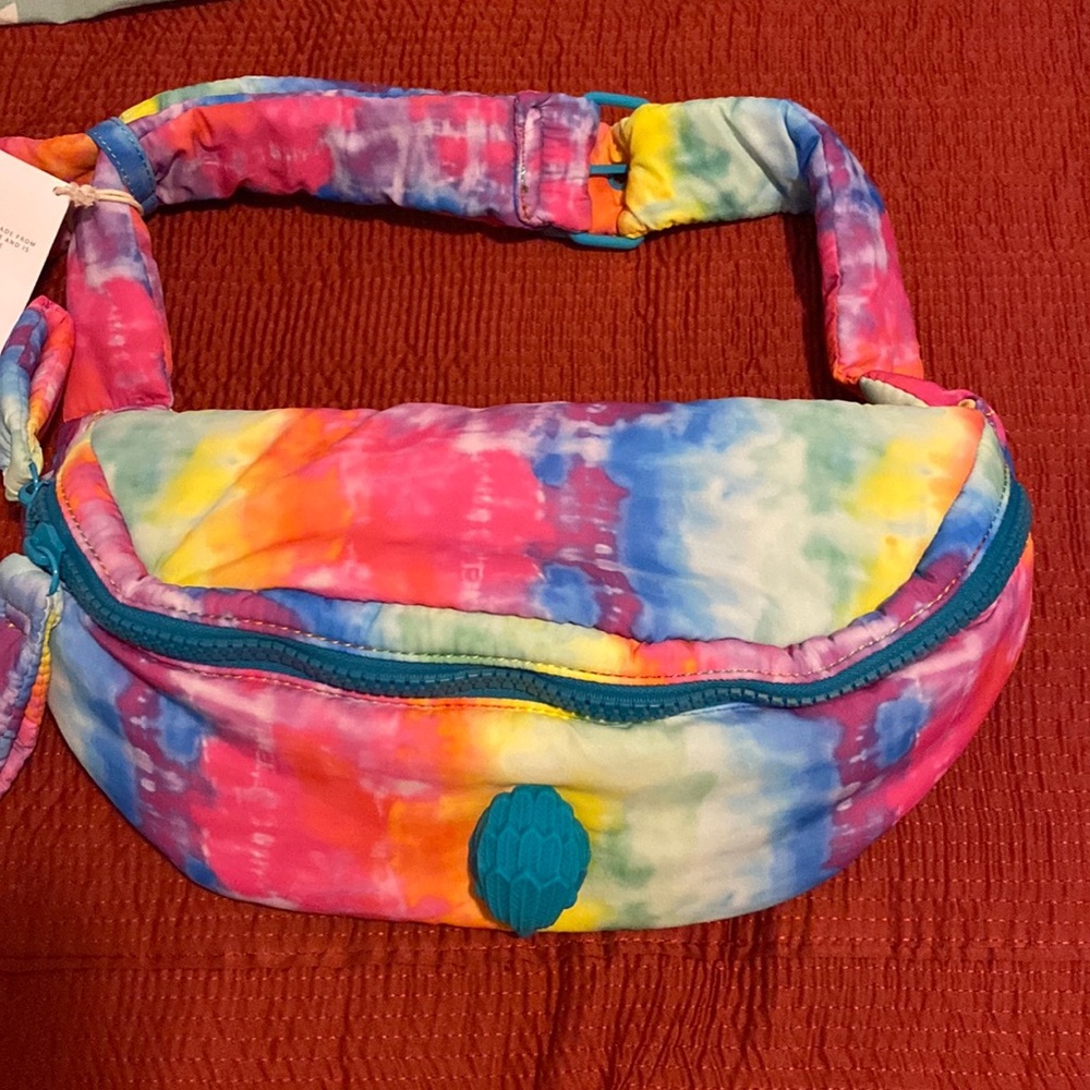 Adjustable waist strap
Dimensions: 18.1"W x 7.1"D x 5.1"H